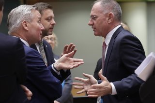 Le ministre autrichien de l'intérieur Gerhard Karner (à droite) a mis son veto à l'entrée de la Roumanie et de la Bulgarie dans l'espace Schengen. De quoi fâcher son collègue roumain Lucian Bode (à gauche).